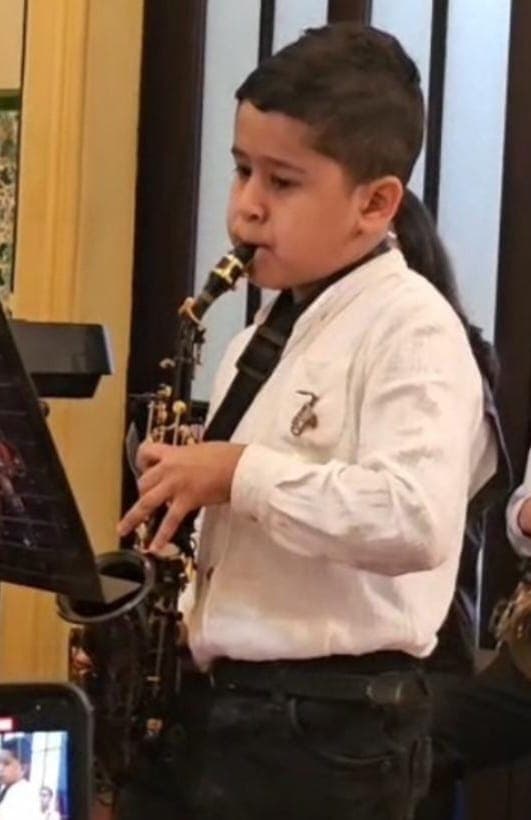 Gadiel tocando el clarinete